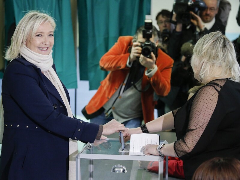 Voorzitster van het Front National Marine Le Pen aan de stembus.