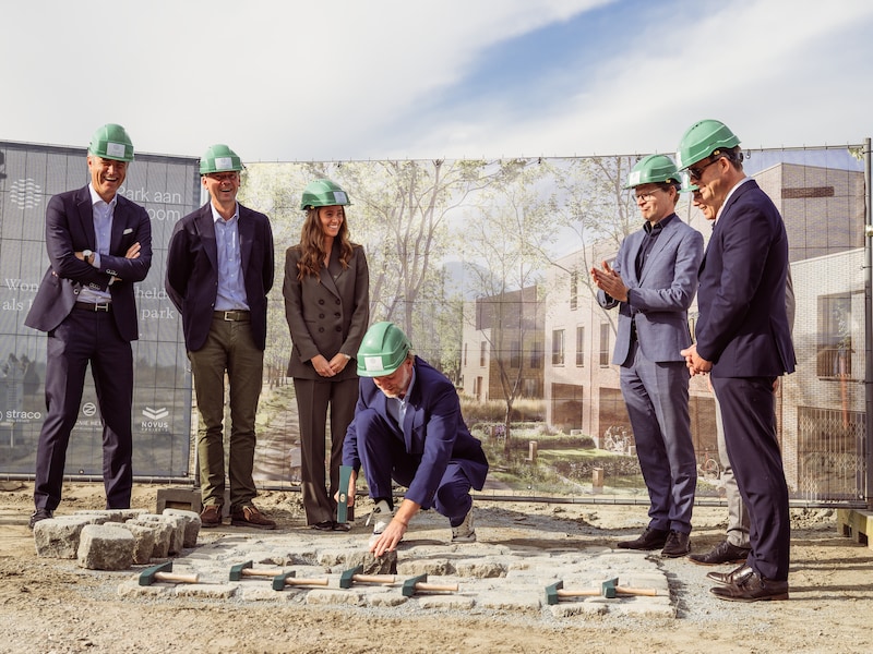 Burgemeester Jenne Meyvis legt de eerste steen van het Park aan de Stroom. 