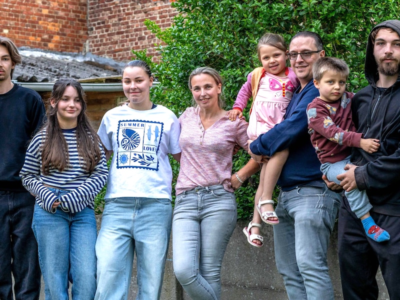 Elke (midden) is mama van zes: “Ik heb me als kind vaak eenzaam gevoeld.”