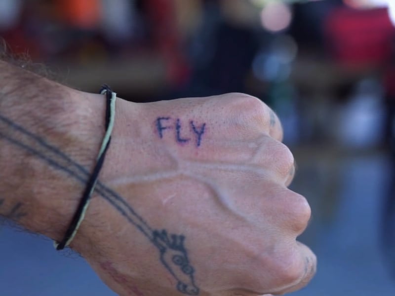 KIJK. Amerikaanse tatoeëerder vestigt bizar wereldrecord tijdens parachutesprong