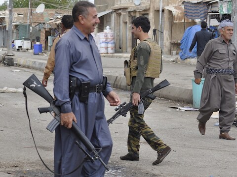Koerdische strijders in de straten van Qara Tappa, ten noorden van Bagdad.
