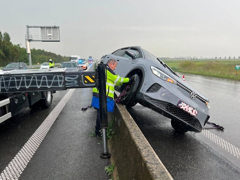 De Volkswagen ID.4 kwam tot stilstand op de betonnen middenberm.