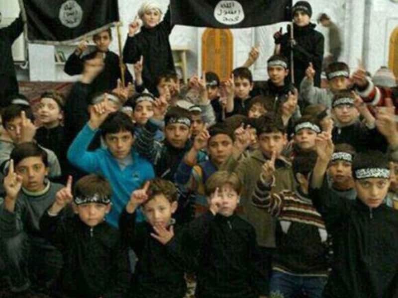 Kinderen van Syriëstrijders poseren voor een groepsfoto in het Syrische Raqqa, de 'hoofdstad' van het door Islamitische Staat uitgeroepen kalifaat. Foto uit november 2014.