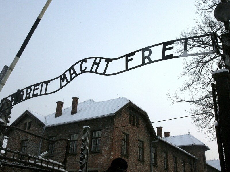 Toegangspoort van het nazi-kamp Auschwitz-Birkenau.