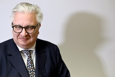 Prins Laurent ziet samen met zoon Nicolas eigen kunstwerk op LEGO-expo in Nederland