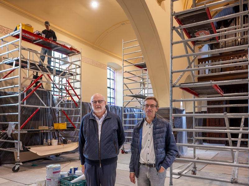 Kris Beeckman en Eddy Hoofteer van het kerkbestuur nodigen het grote publiek uit op een open werfdag in de kerk.