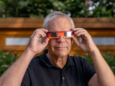 Werner is klaar voor woensdag: het zal zijn 27ste eclips worden, als de bewolking het toelaat. Deze keer reist hij naar Mallorca, waar je volgens hem het meeste kans hebt om alles goed te zien.