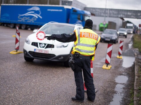 Archiefbeeld van verscherpte grenscontroles aan de Duits-Belgische grens op 23 maart, een dag na de aanslagen in ons land.