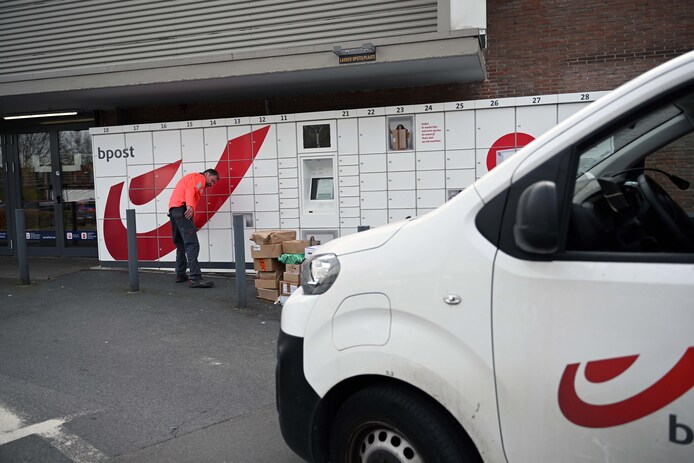 En plots liggen tientallen ‘verdwenen’ pakketjes bij postbode thuis ...
