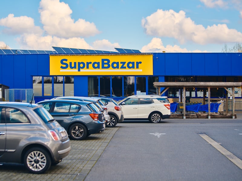 Het incident gebeurde op de parking van de Supra Bazar in Lievegem.