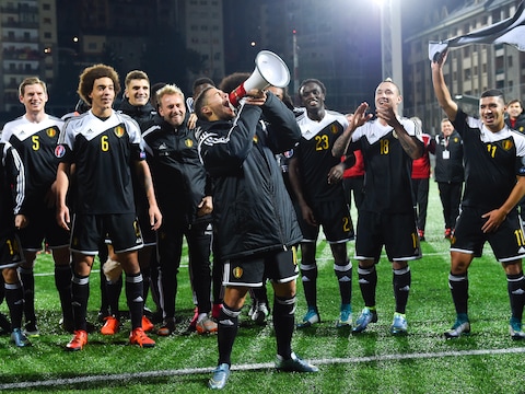 Hazard, die zowel scoorde als miste vanop de strafschopstip, zet het feestgedruis in met behulp van megafoon.