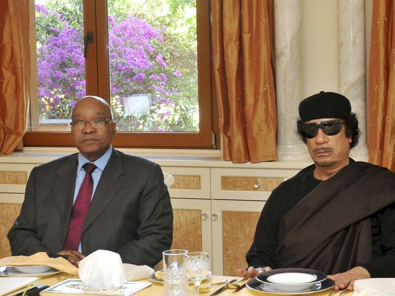 De ontmoeting van Zuma (L) met Kadhafi (R) in Tripoli.