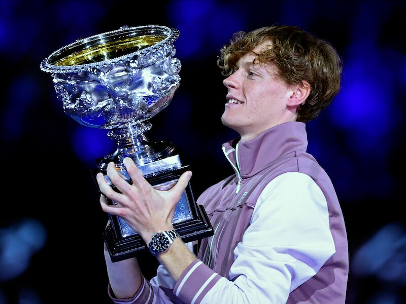 “Ongelofelijk. En dat in zijn eerste finale”: Jannik Sinner (22) wint na twee sets achter Australian Open