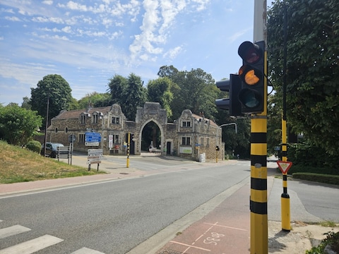 De werken aan het kruispunt van de Alsembergsesteenweg met de Sanatoriumstraat en de Beukenbosstraat gaan maandag van start.