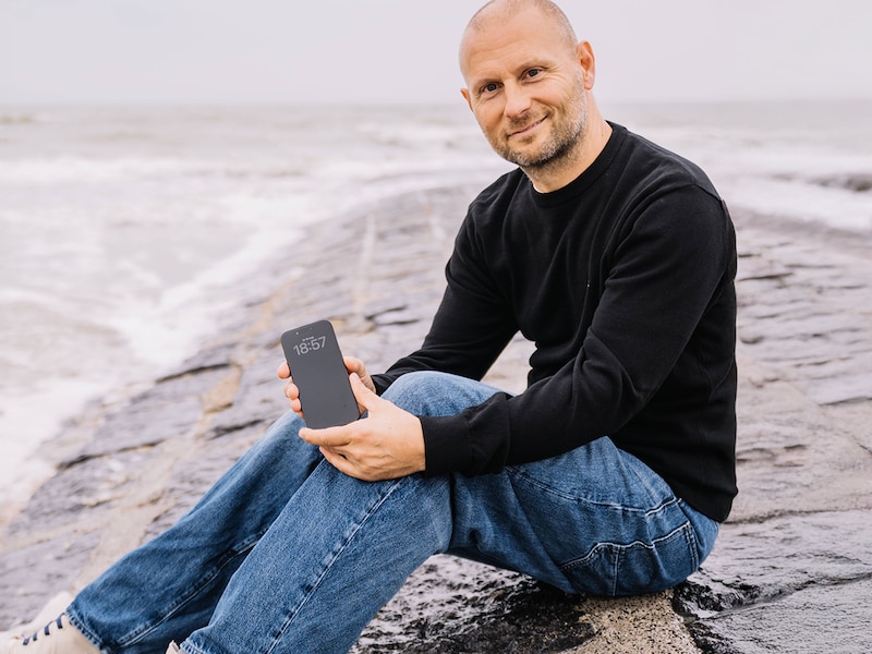 KIJK. Verloren aan de kust, maanden later weer terecht: Nick belt de man die zijn gsm uit zee opviste