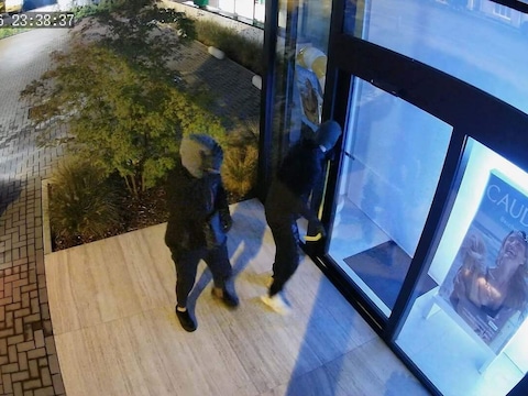 De daders forceerden de toegang met een grote koevoet van een meter.