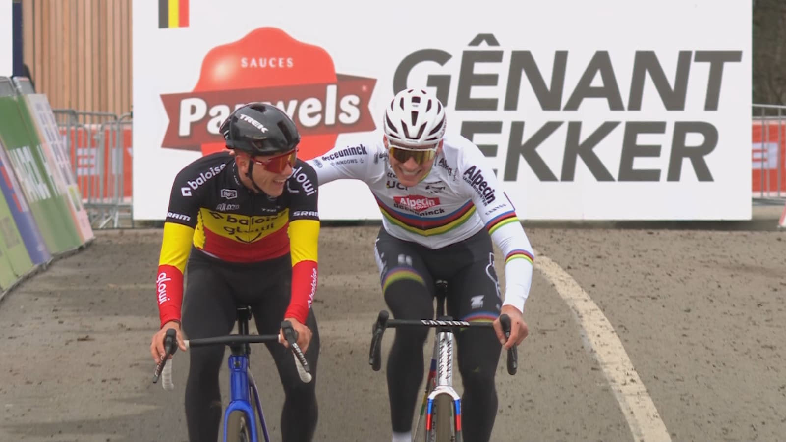 De Mathieu-gekte bereikte meteen een hoogtepunt in Namen: gelach om het  matje, een recordaantal fans en selfies met Mathieu van der Poel | Foto |  hln.be