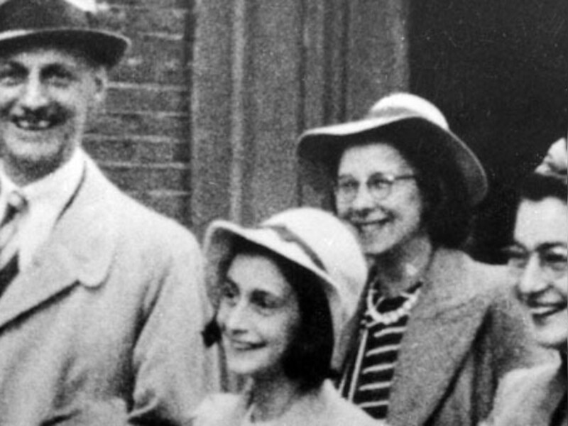Anne Frank -hier in het midden- met haar vader Otto en haar moeder.