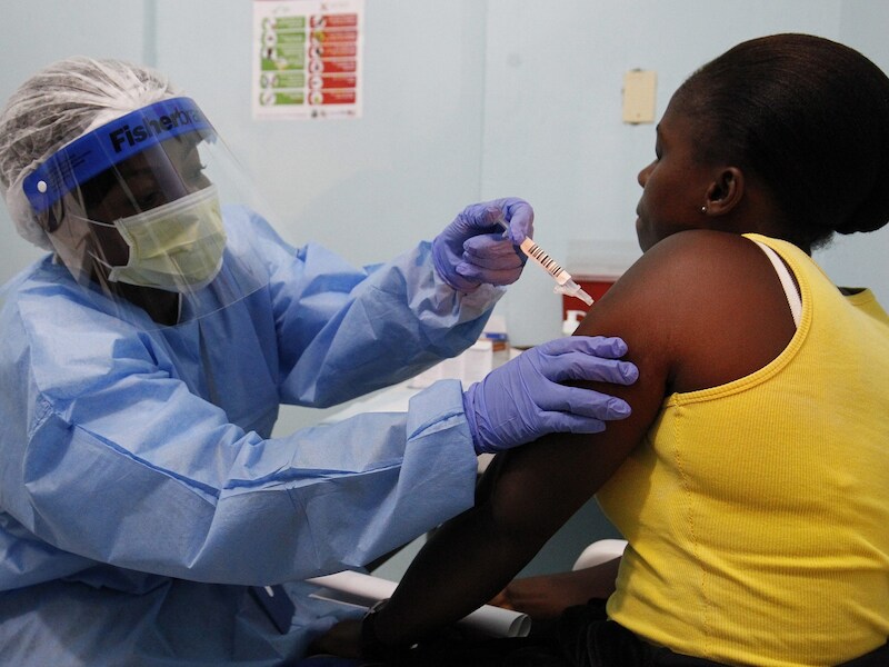 In Liberia worden momenteel de eerste experimentele vaccins tegen ebola getest.