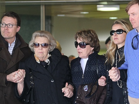 Prins Constantijn, koningin Beatrix, prinses Margriet, prinses Mabel en prins Willem-Alexander verlaten het ziekenhuis in Innsbruck.