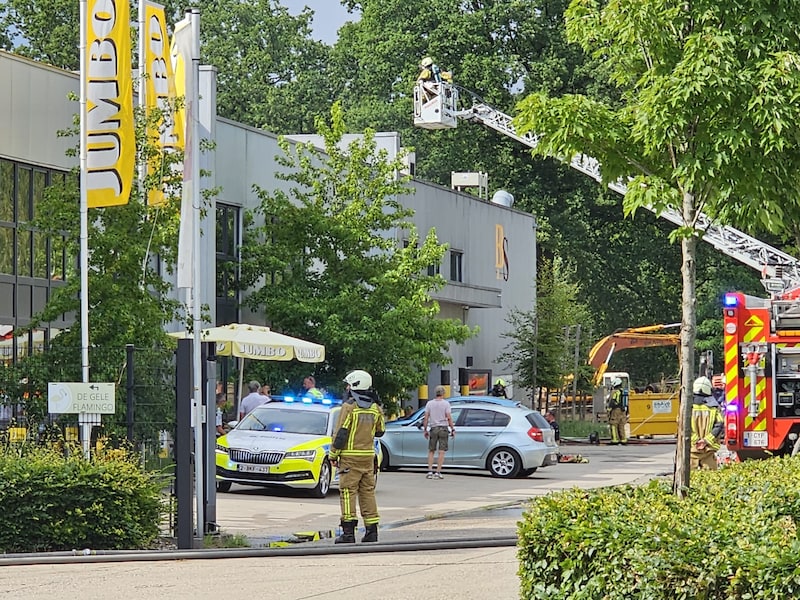 Op een industrieterrein in Brasschaat brak zaterdagnamiddag brand uit. 
