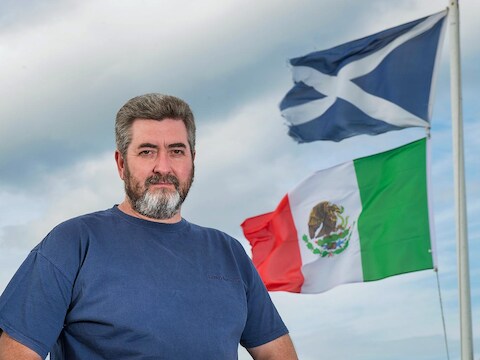 David Milne laat naast Trumps golfterrein in Schotland naast de Schotse vlag ook de Mexicaanse banier wapperen. Dat is zijn stil protest tegen "de intimidaties, onverdraagzaamheid en bullshit" van de nieuwe president van de VS.