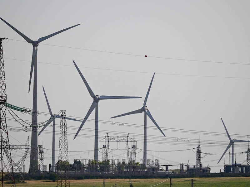 Illustratiebeeld. Windmolens en hoogspanningslijnen nabij Saraiu in Roemanië. (12/08/26)
