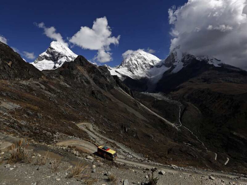 Een bus in Peru rijdt door het Andesgebergte.