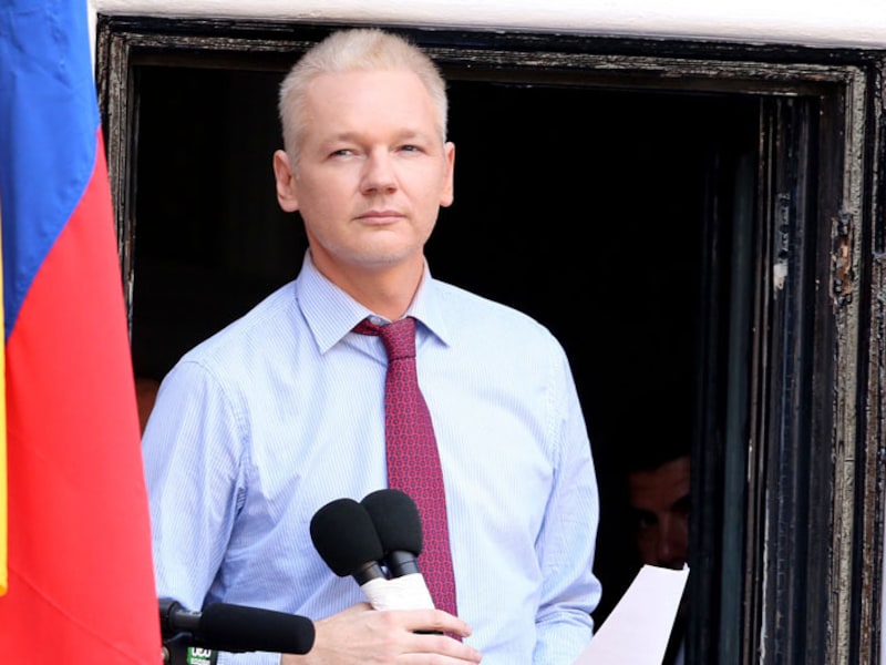 Assange zit quasi een jaar in de Ecuadoraanse ambassade in Londen.