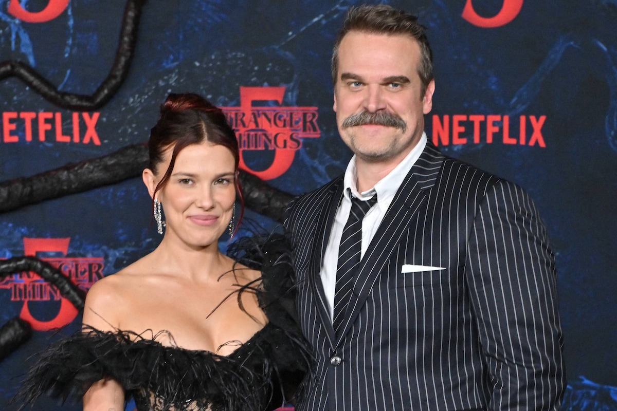 Geen spanning tussen Millie Bobby Brown en David Harbour op première  'Stranger Things': acteurs poseren samen ondanks klacht | Celebrities |  HLN.be