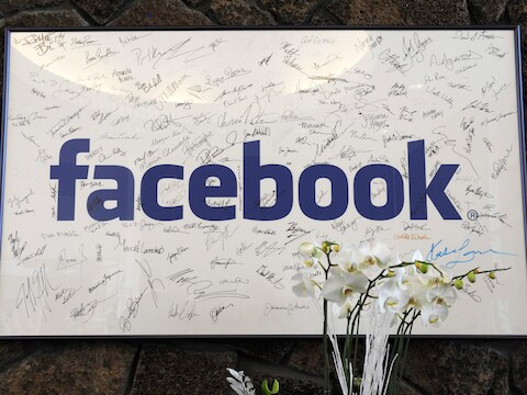 Handtekeningen van de eerste 200 werknemers van Facebook in de inkomhal van de kantoren in Palo Alto, Californië.