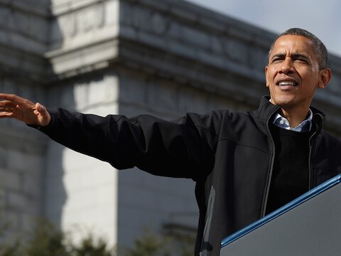 President Barack Obama en zijn uitdager Mitt Romney brengen nog snel enkele bezoeken aan 'swing states'.