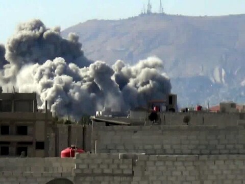 Deze foto, afkomstig van Youtube, toont een bominslag in de buurt van Damascus.