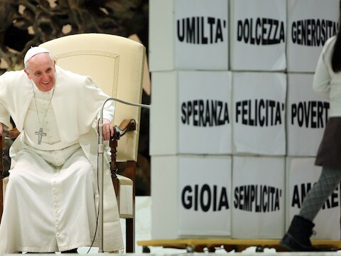 Paus Franciscus gisteren tijdens een audiëntie waarbij kinderen hem alvast feliciteerden met zijn verjaardag. Dinsdag wordt de paus 77 jaar.