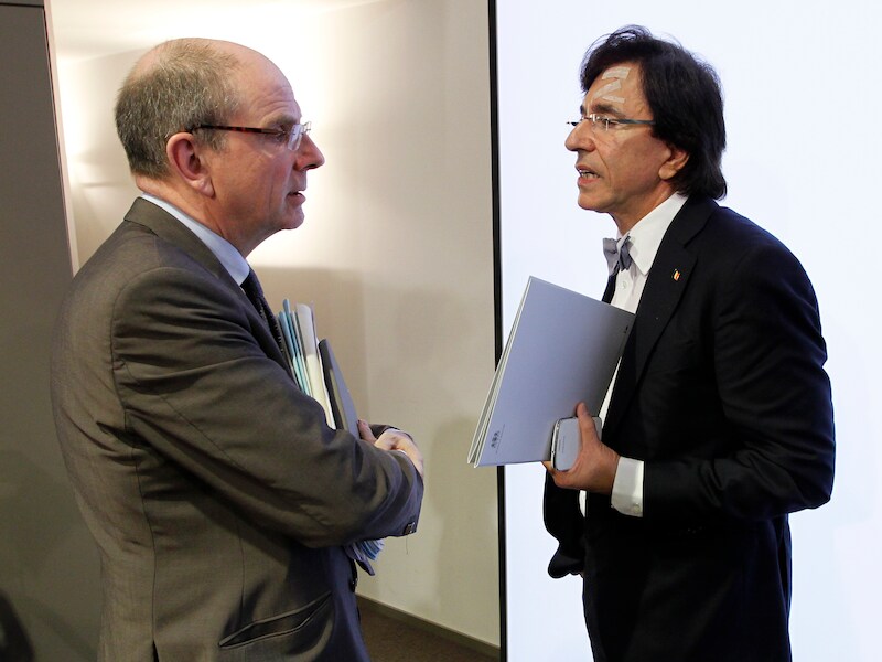 Minister van Financiën Koen Geens (CD&amp;V) en premier Elio Di Rupo (PS) gisteren bij de voorstelling van het begrotingsakkoord.