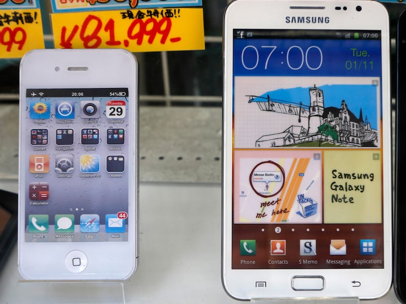 De iPhone van Apple is niet alleen letterlijk kleiner dan de Samsung Galaxy Note, ook het bedrijf erachter is groter.