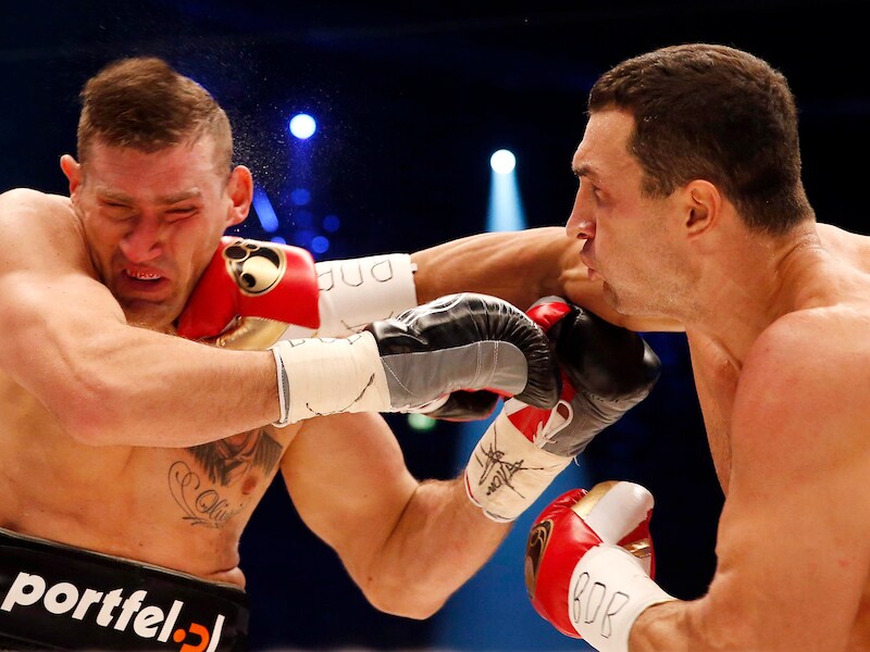 Vladimir Klitschko (rechts) is aan zijn 25ste titelkamp toe.