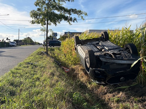 De auto ging meerdere keren overkop na een uitwijkmanoeuvre in Moorslede.