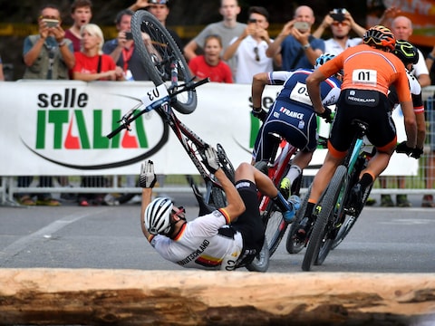 Bij UCI XCE Eliminator nemen vier deelnemers het tegen elkaar op op een kort parcours vol met obstakels.