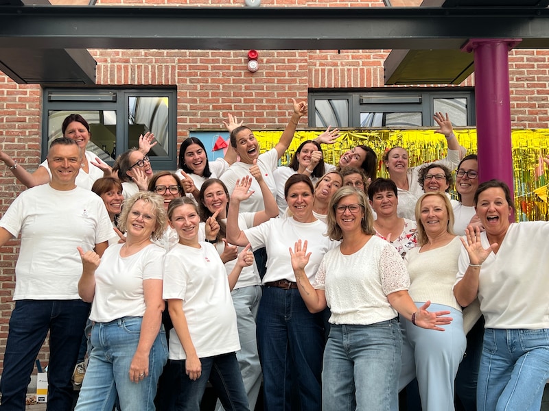 Honderd steentjes, een fotobooth en een erehaag: Regina Pacis zet eerste schooldag feestelijk in