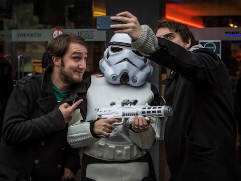 Fans nemen een selfie met een Stormtrooper.