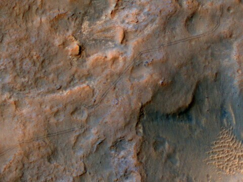 Sporen van ruimtewagentje Curiosity op Mars