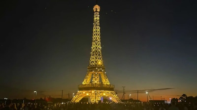 Oud-leerlingen geven mini-Eiffeltoren cadeau aan hun dorp in Kazachstan, maar niet iedereen is daar blij mee