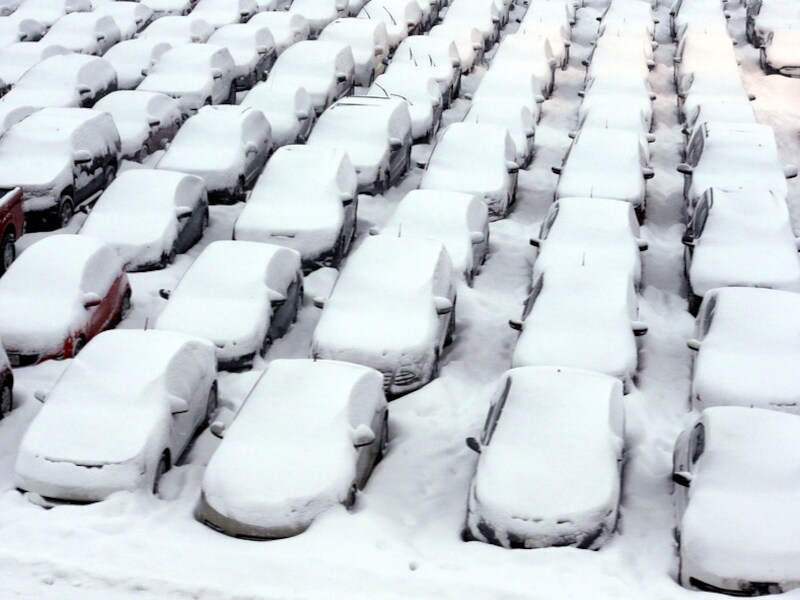 Geparkeerde wagens aan de internationale vlieghaven van Chicago, waar heel wat vluchten werden geannuleerd, raakten bedolven onder de sneeuw.