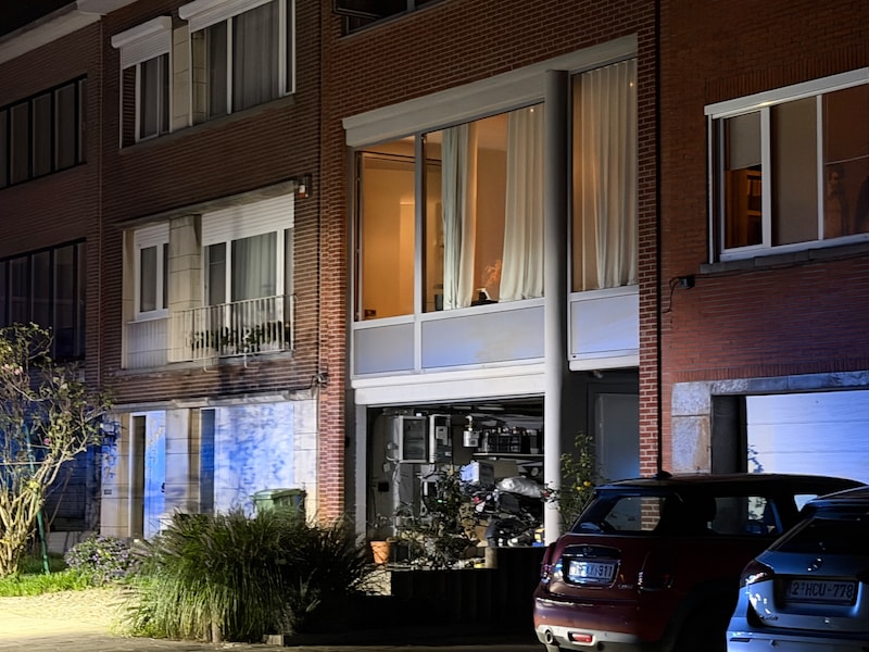 De brandweer kwam in de nacht van vrijdag op zaterdag ter plaatse aan de Damhertenlaan in Wilrijk om de tuinbrand te bestrijden en de woning te ventileren nadat de rook het pand was binnengedrongen.