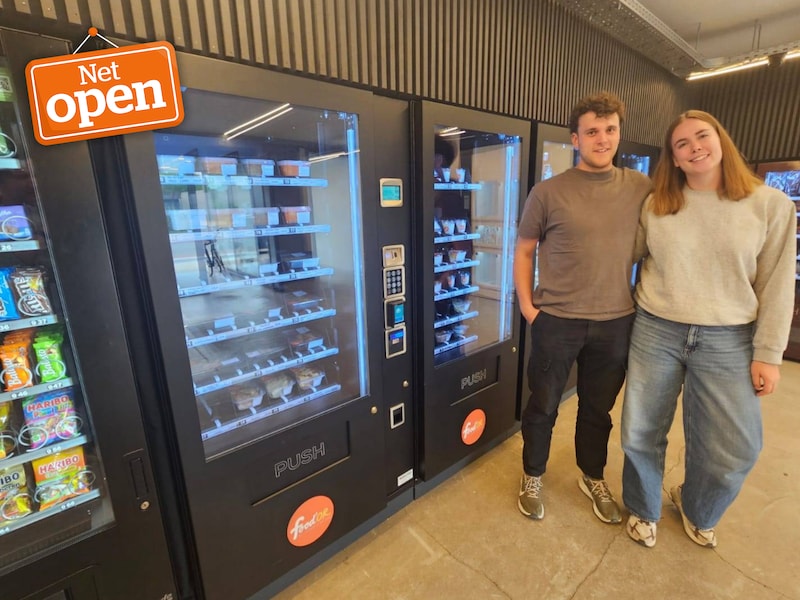 Willem en Marthe in hun automatenshop Lokaal 11 in de Wielsbekestraat in Oostrozebeke.