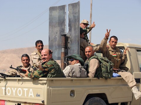 Iraakse Peshmerga-strijders onderweg naar de Mosuldam.