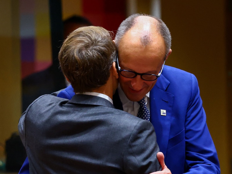 Emmanuel Macron en Friedrich Merz op de Europese top in Brussel.