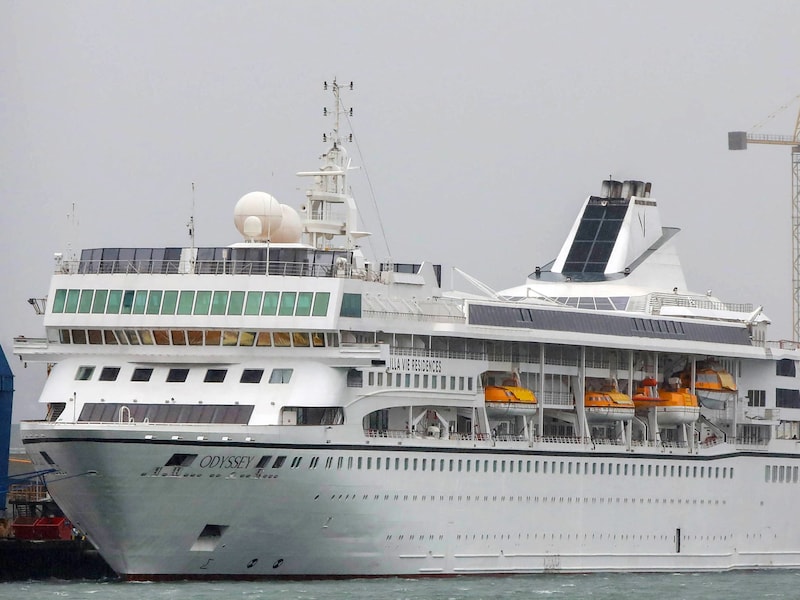 Voor de passagiers van Villa Vie Odyssey valt na twee jaar een droom in duigen. 