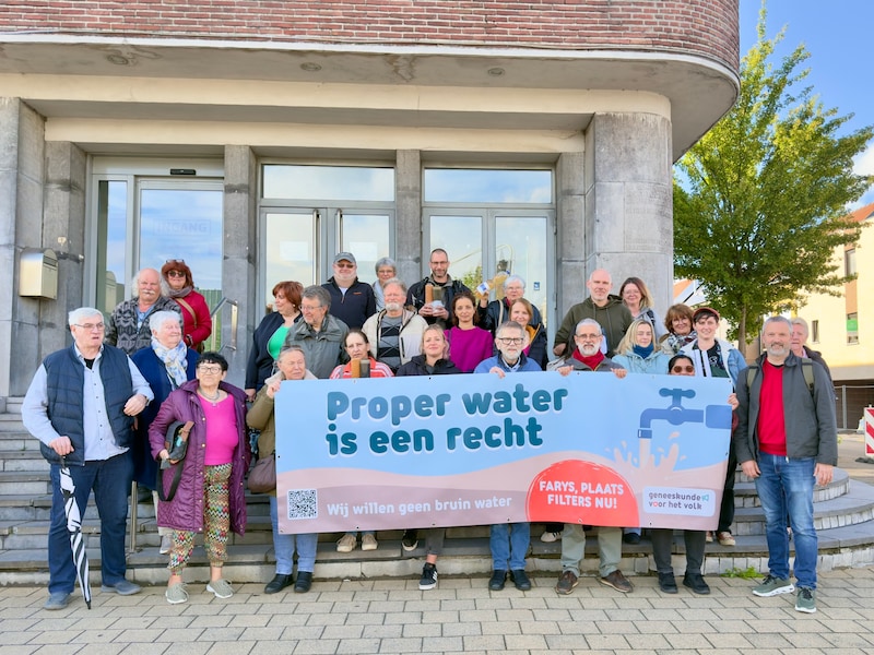 Actie aan gemeentehuis Zelzate vraagt meer maatregelen tegen bruin water uit kraan: “Situatie blijft onaanvaardbaar”